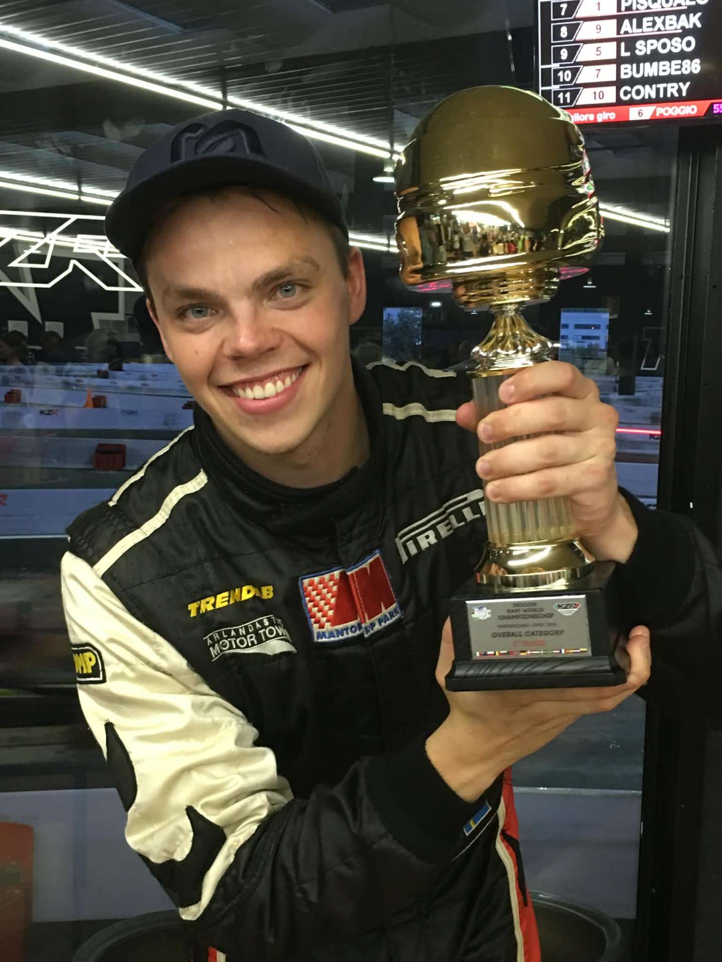 Porträtt med pokal (stående)